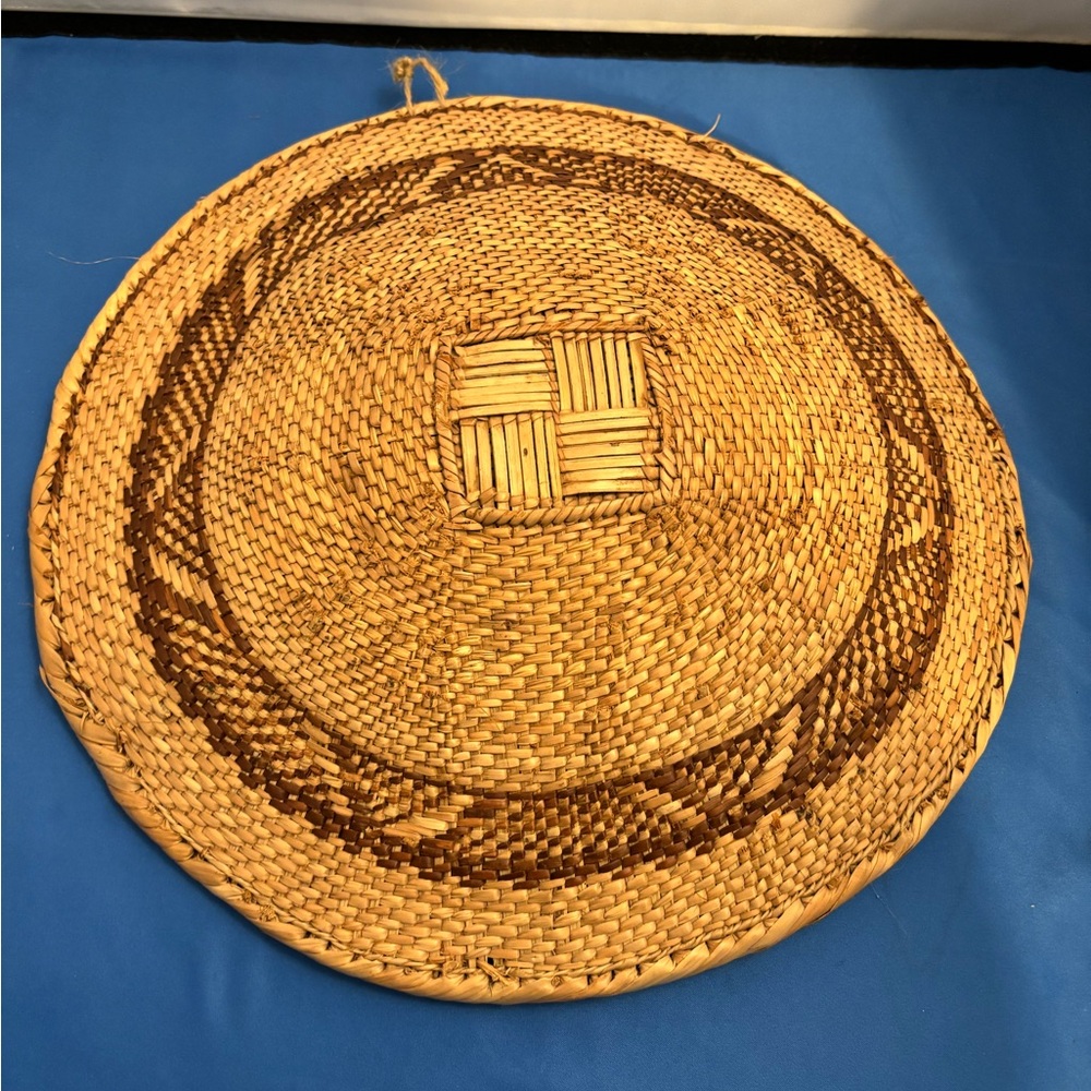 Vintage handwoven Tonga basket with braided edges. Made with natural materials - Picture 8 of 8